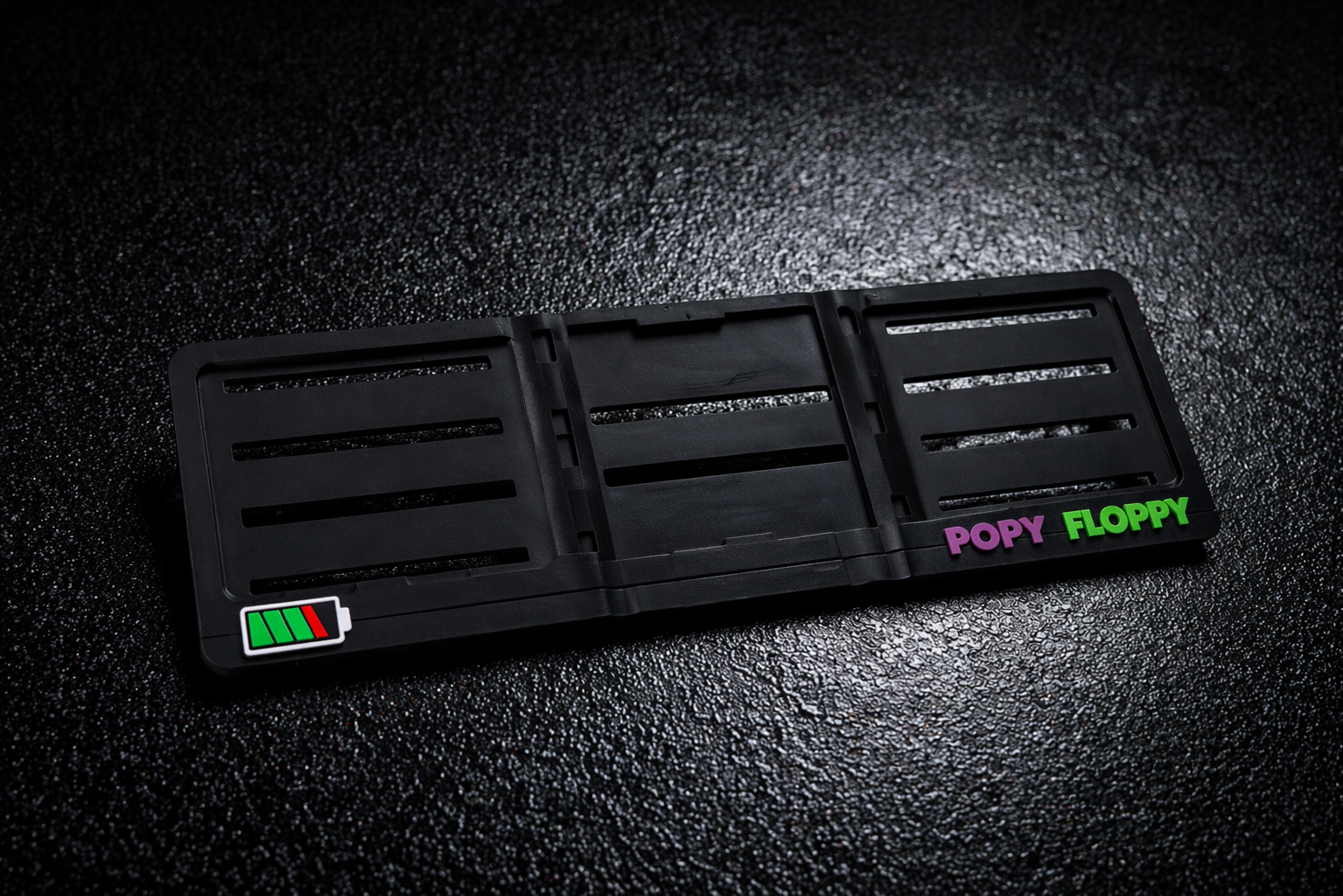 Заредено — абстрактна стандартна рамка за регистрационна табела за електромобили от Popy Floppy